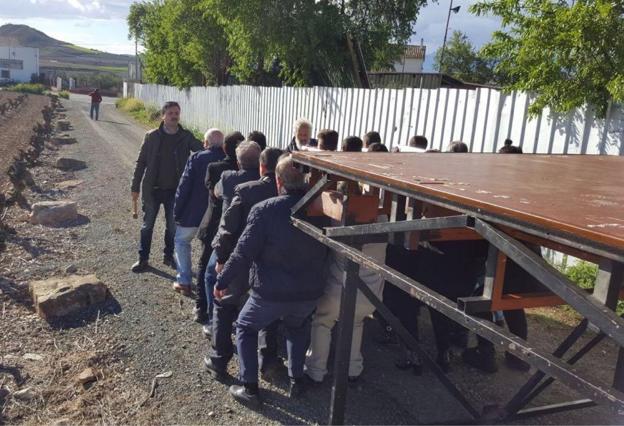 Primer ensayo del grupo de voluntarios para portar el paso de la Virgen de la Soledad el pasado sábado, en la carretera de Oyón. :: 