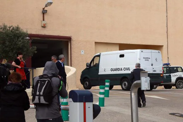 Ana Julia Quezada es trasladada ayer en un furgón de la Guardia Civil a la prisión almeriense de El Acebuche. :: PEPE TORRES / efe