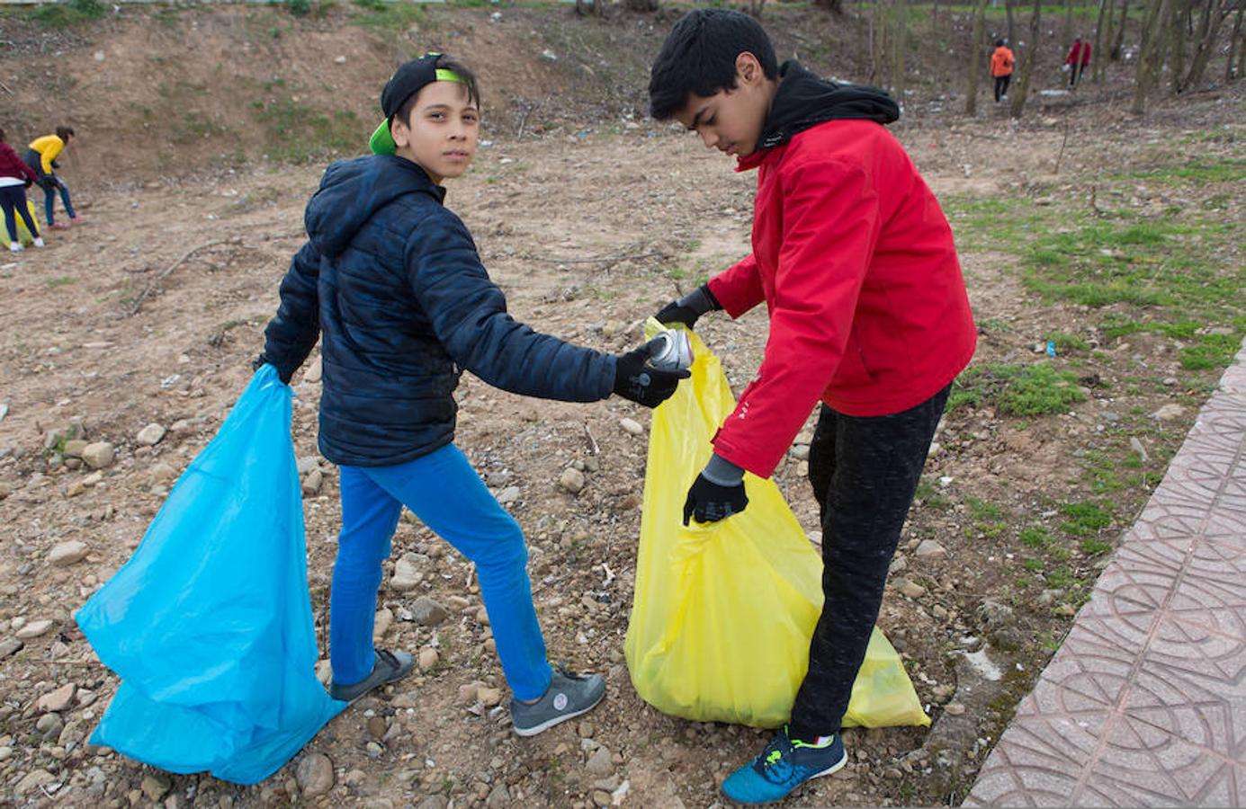 Gracias a los escolares de Albelda el río Iregua es hoy un río más limpio. Un trabajo coral y ecológico que demuestra que si el hombre es el que mancha también tiene la obligación de limpiar lo que ensucia.