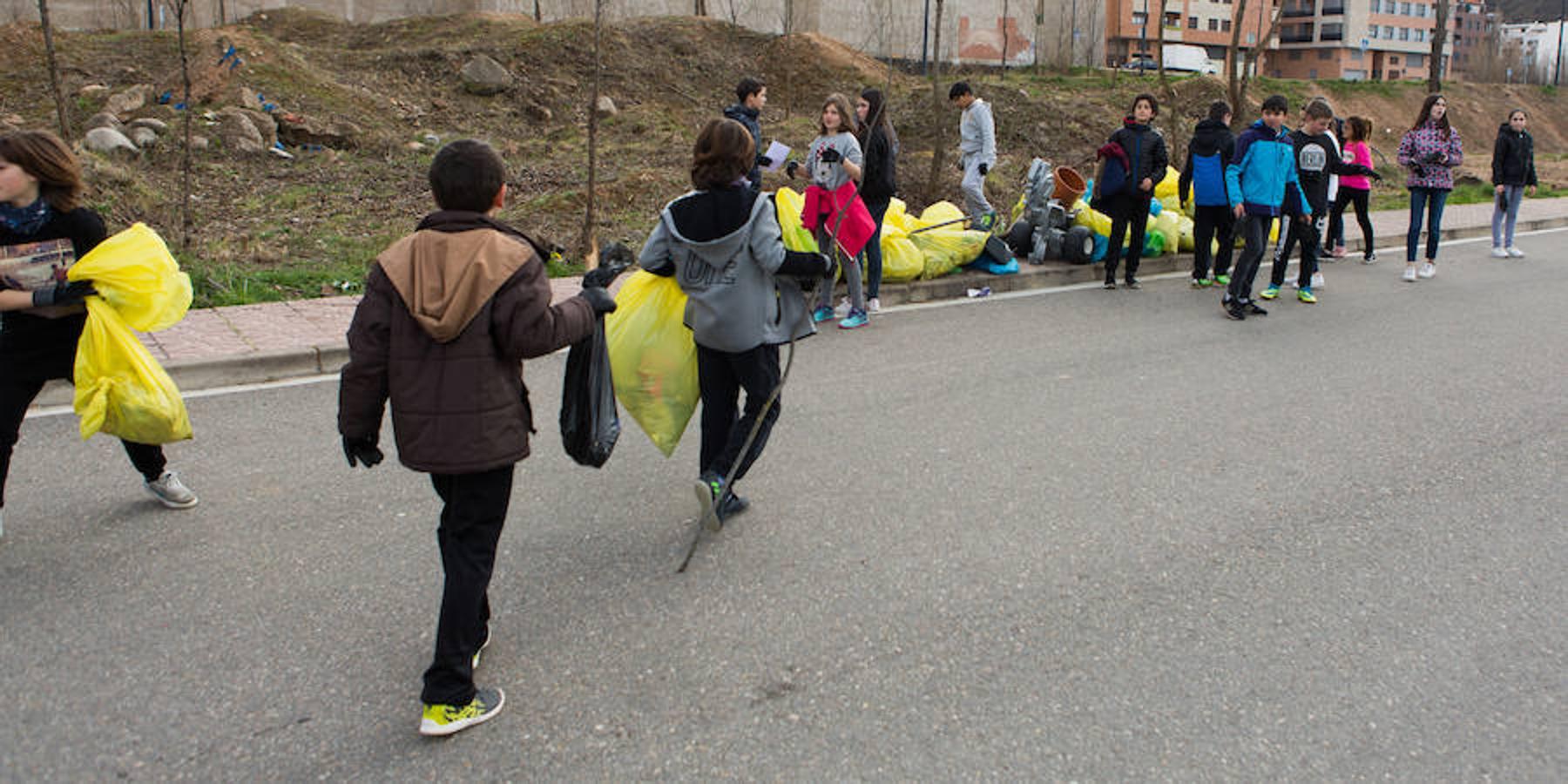 Gracias a los escolares de Albelda el río Iregua es hoy un río más limpio. Un trabajo coral y ecológico que demuestra que si el hombre es el que mancha también tiene la obligación de limpiar lo que ensucia.