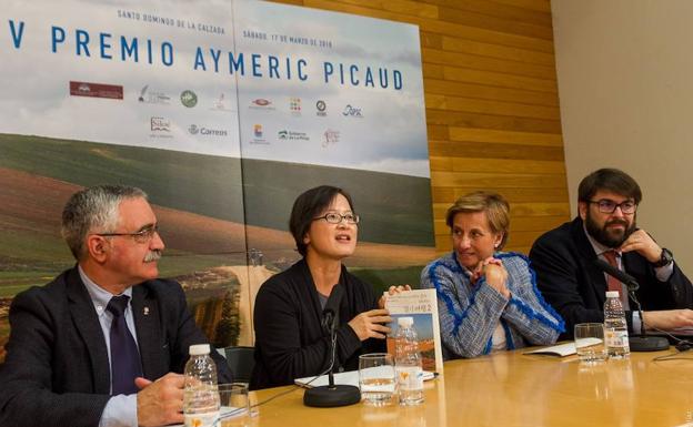 La escritora coreana dirige unas palabras tras recibir el premio Aymeric Picaud. 