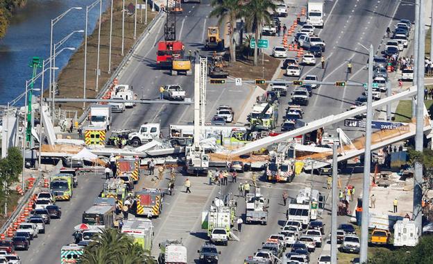 Puente caído sobre una carretera en Miami. 