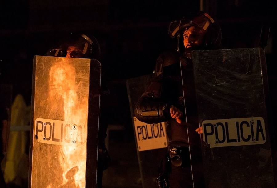 Un grupo de más de medio centenar de personas han quemado contenedores y causado desperfectos en el mobiliario urbano en el madrileño barrio de Lavapiés tras la muerte este jueves de un mantero de 35 años y origen subsahariano a causa de una parada cardiorrespiratoria.