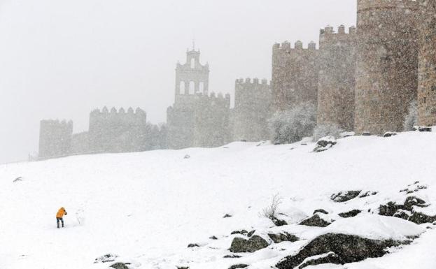 Vista general de la nieve junto a la muralla de Ávila.
