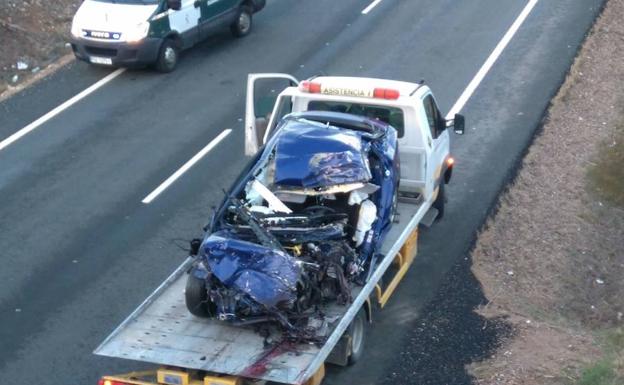 Una grúa se lleva el coche accidentado. 