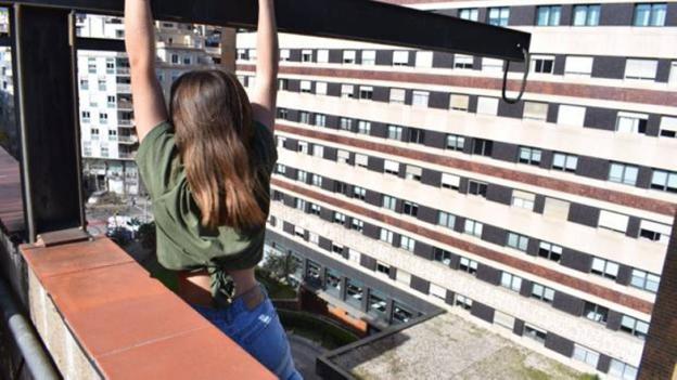 La adolescente, agarrada a la viga. :: mossos