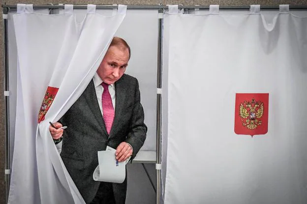 Vladímir Putin, ayer, en el momento de ejercer su derecho al voto en un colegio de Moscú. :: r. c.