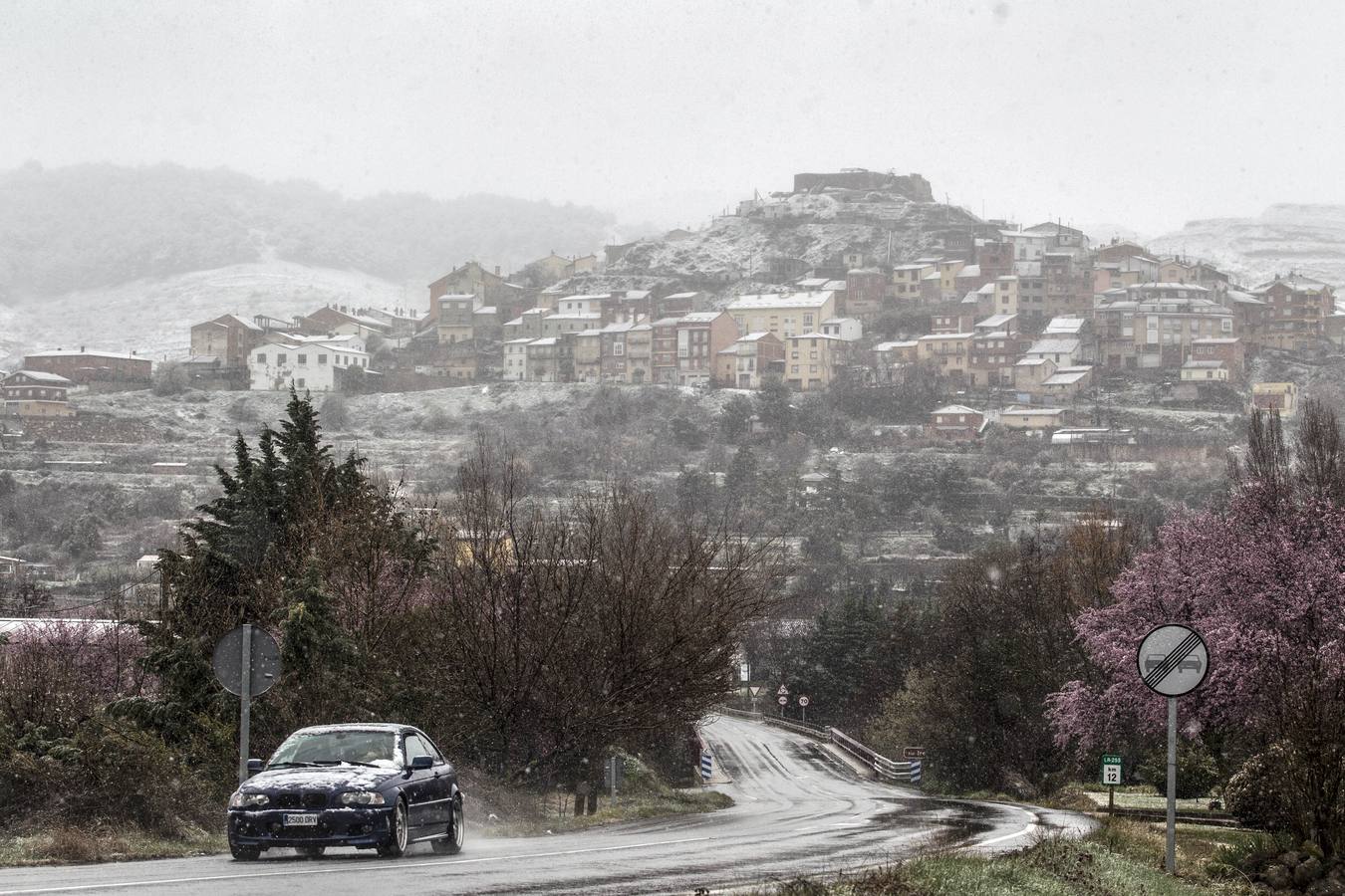 En la carretera nacional 111 hubo muchos problemas de circulación a causa de la nieve, aunque dejó preciosas estampas.