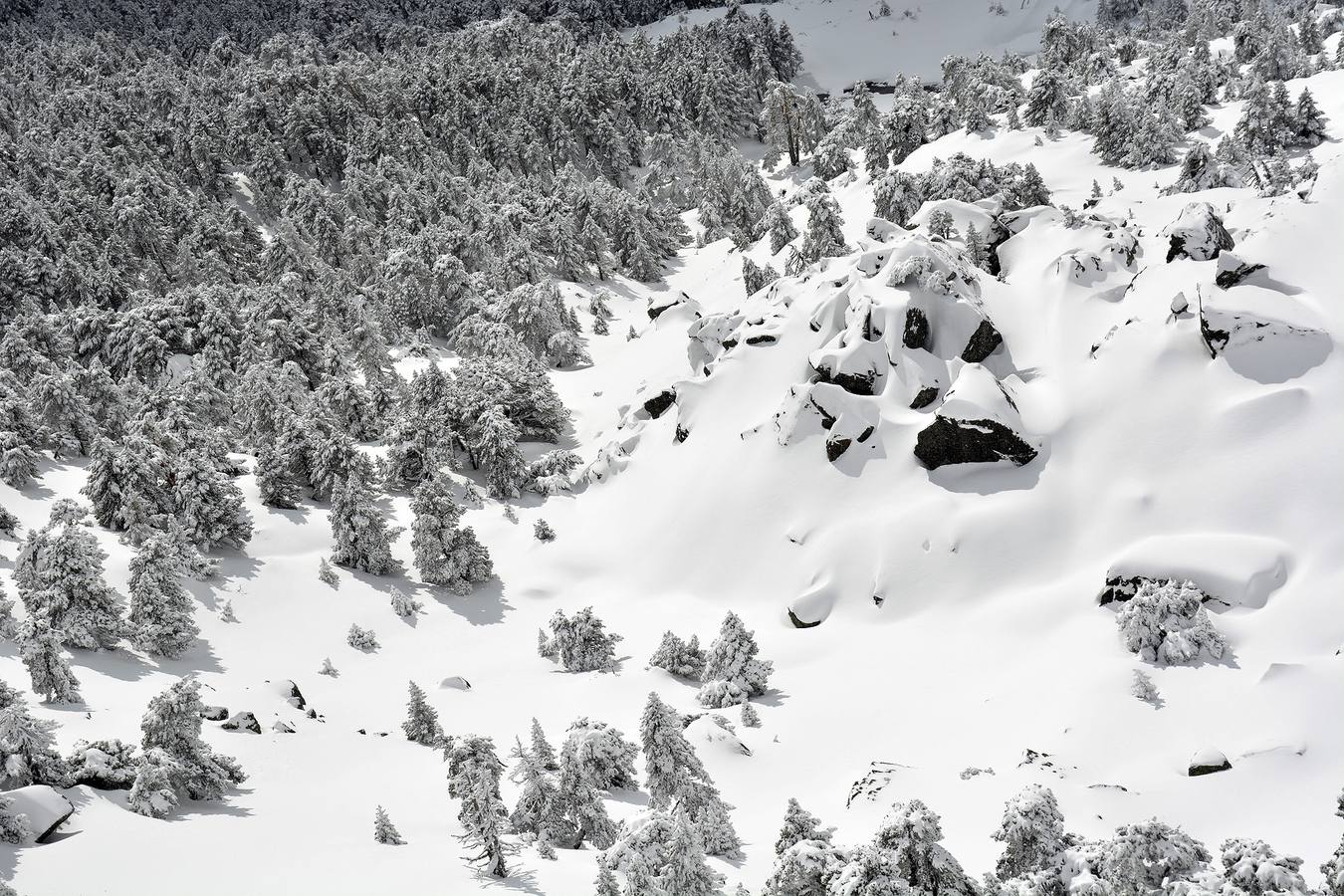 Espectacular paisaje de Sierra Cebollera cubierta por la nieve en este último fin de semana de invierno.