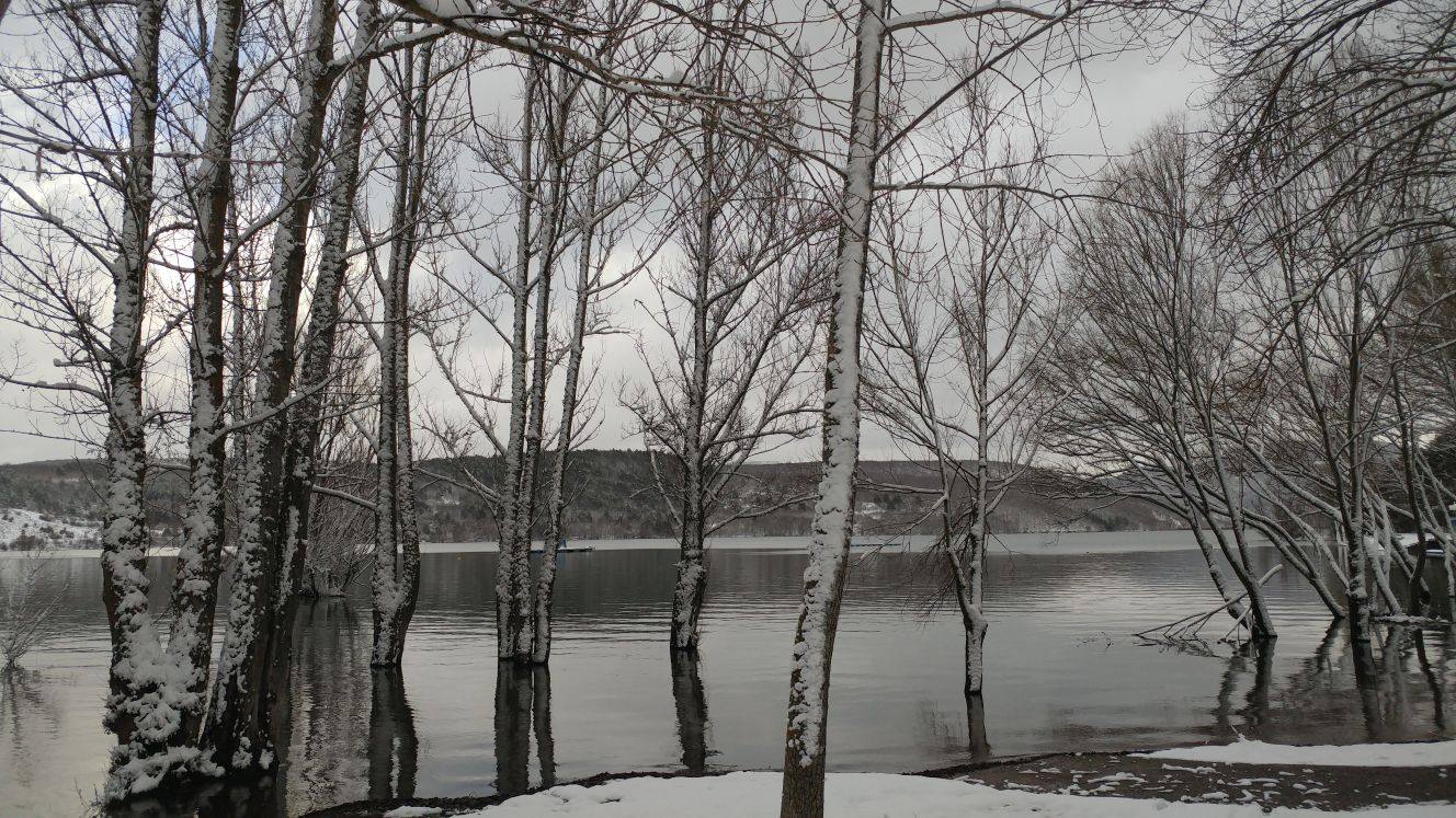 Imágenes del pantano González Lacasa cubierto de nieve.