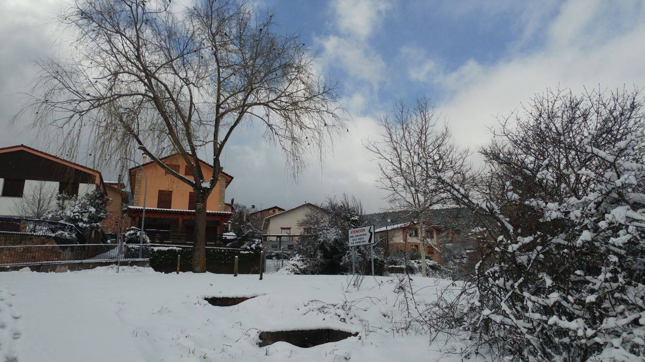 Imágenes del pantano González Lacasa cubierto de nieve.