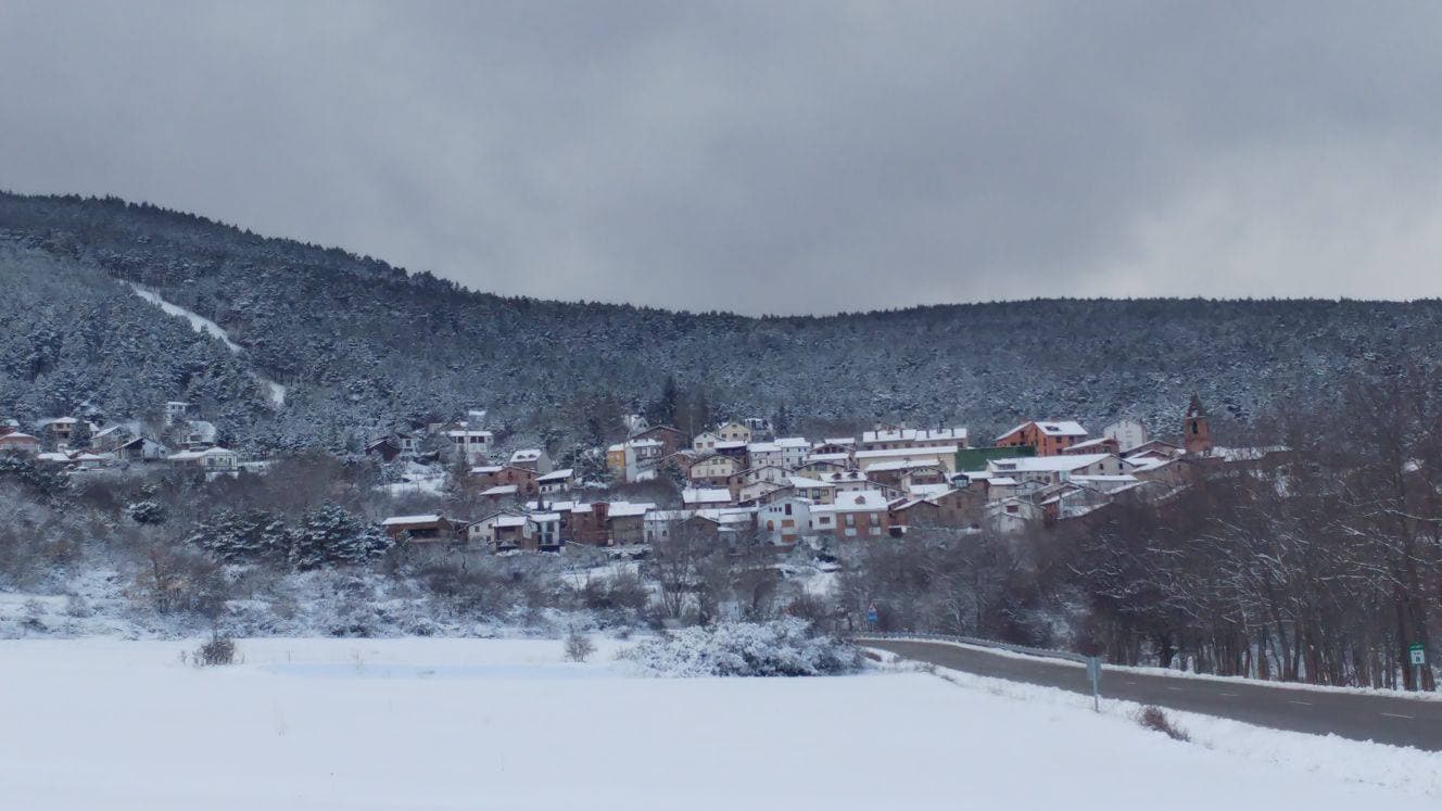 Imágenes del pantano González Lacasa cubierto de nieve.