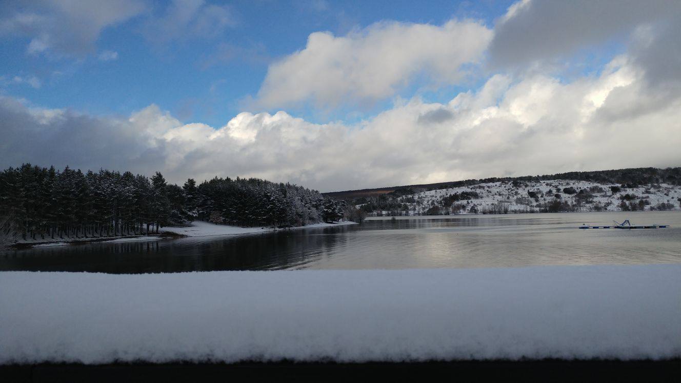 Imágenes del pantano González Lacasa cubierto de nieve.