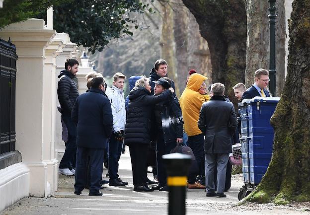 Varios diplomáticos rusos y sus familiares abandonan ayer la Embajada rusa en Londres. ::  Andy Rain / afp