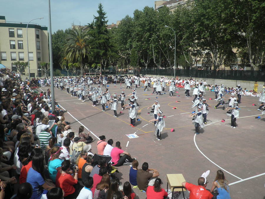 Ejercicios de baile durante las fiestas del colegio La Enseñanza de Logroño. 