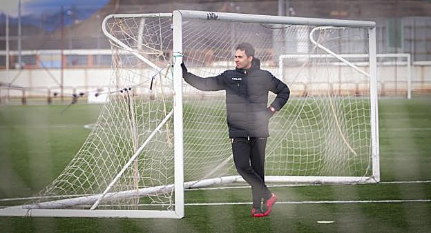 Sergio Rodríguez se apoya en el poste de la portería en los últimos minutos de la sesión de ayer. 