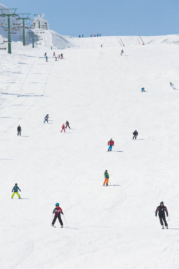 Las nevadas de los últimos días y la proximidad de las fiestas de Semana Santa permiten ser optimistas en la capacidad de convocatoria de turistas y esquiadores en la estación de esquí de Valdecaray.