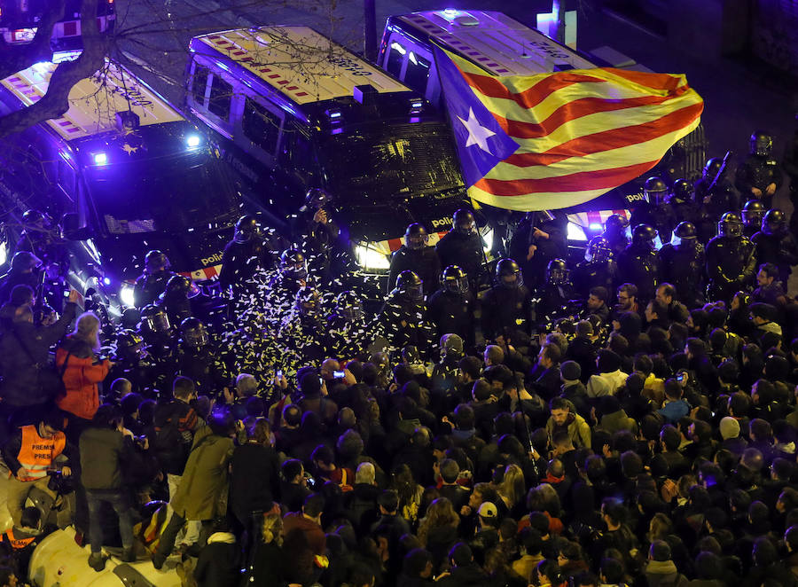 Un total de 22 personas han resultado heridas leves y dos con prónostico menos grave este viernes por la noche durante la movilización contra el encarcelamiento de políticos soberanistas en la zona de la Delegación del Gobierno en Cataluña.