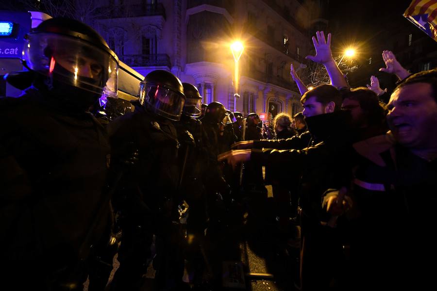 Un total de 22 personas han resultado heridas leves y dos con prónostico menos grave este viernes por la noche durante la movilización contra el encarcelamiento de políticos soberanistas en la zona de la Delegación del Gobierno en Cataluña.