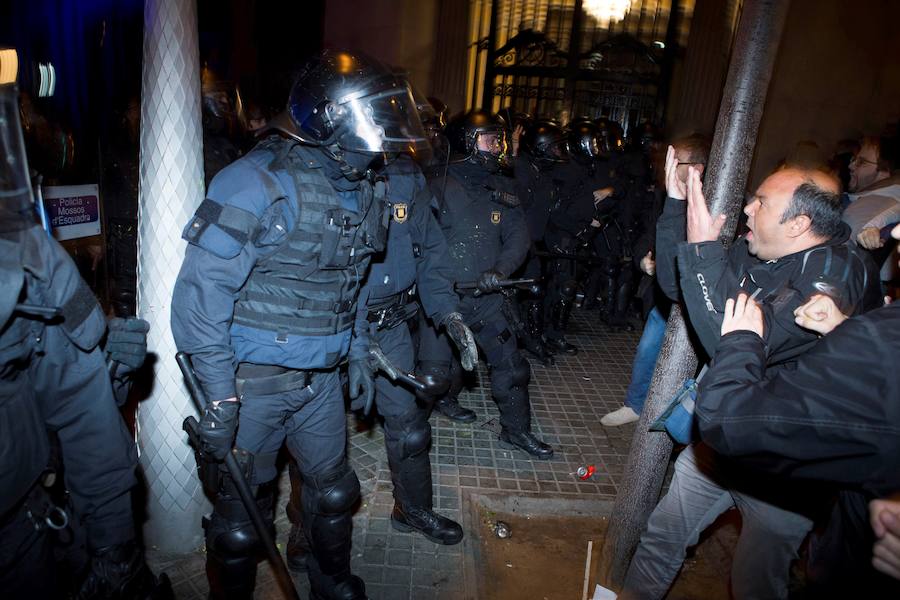 Un total de 22 personas han resultado heridas leves y dos con prónostico menos grave este viernes por la noche durante la movilización contra el encarcelamiento de políticos soberanistas en la zona de la Delegación del Gobierno en Cataluña.