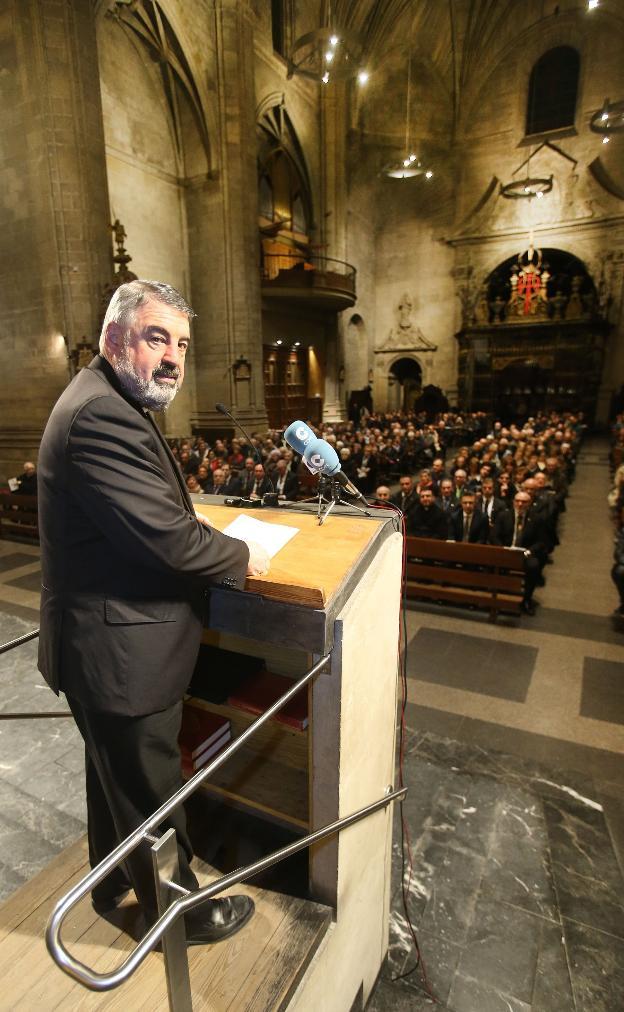 El obispo, antes de leer el pregón en la iglesia de Santiago. :: juan marÍN