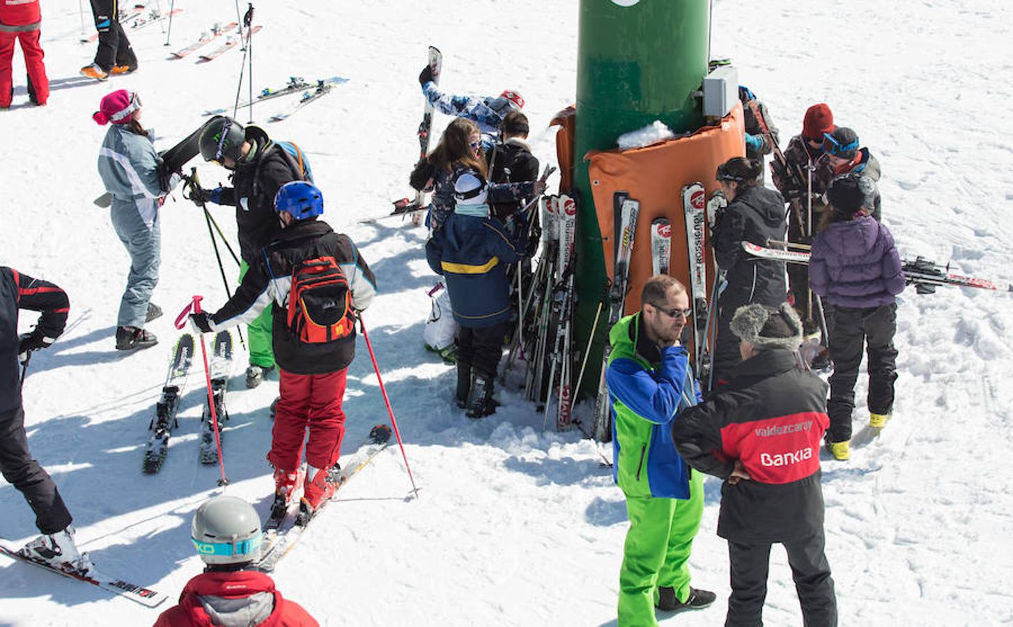 Las nevadas de los últimos días y la proximidad de las fiestas de Semana Santa permiten ser optimistas en la capacidad de convocatoria de turistas y esquiadores en la estación de esquí de Valdecaray.