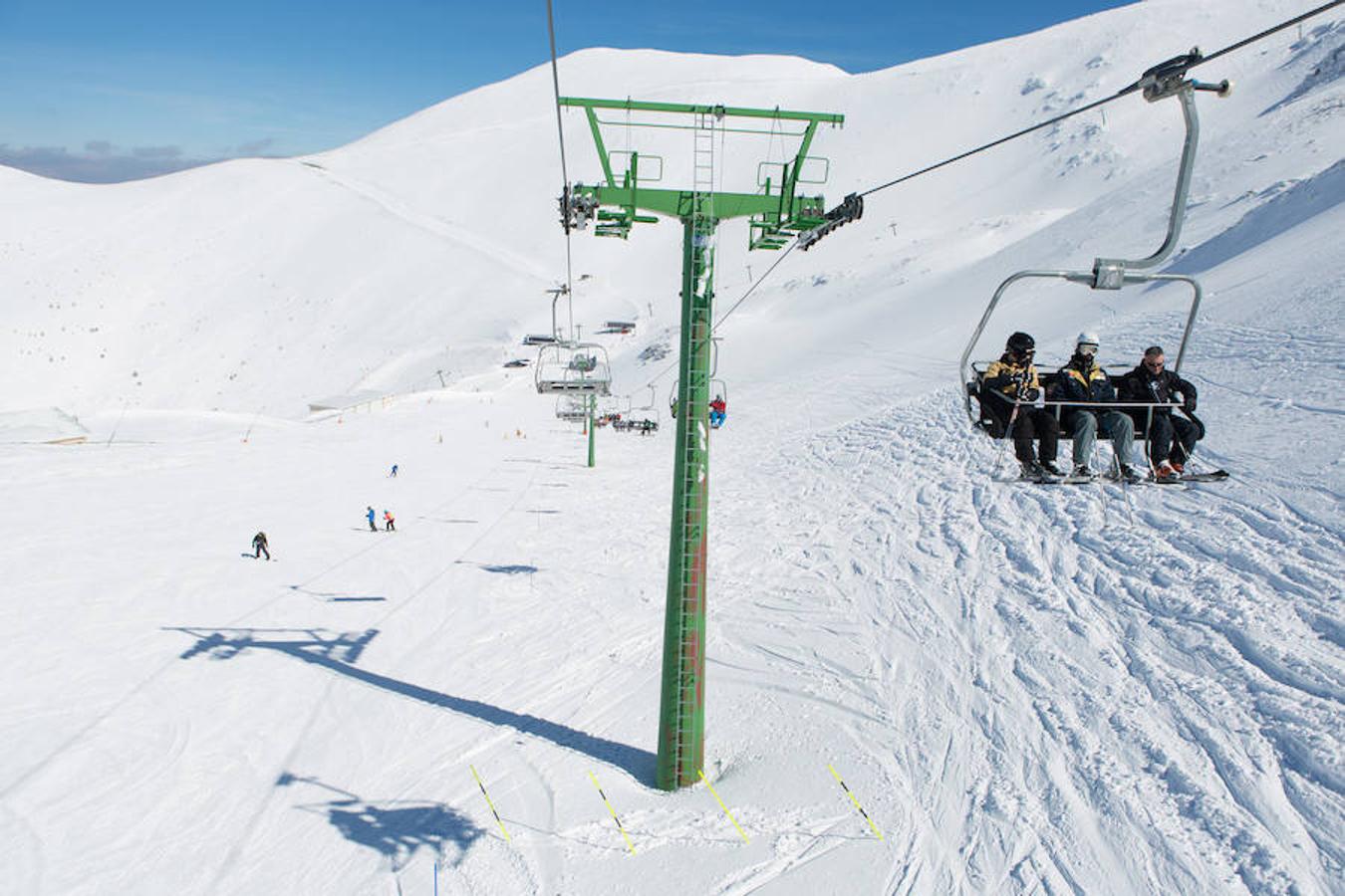 Las nevadas de los últimos días y la proximidad de las fiestas de Semana Santa permiten ser optimistas en la capacidad de convocatoria de turistas y esquiadores en la estación de esquí de Valdecaray.