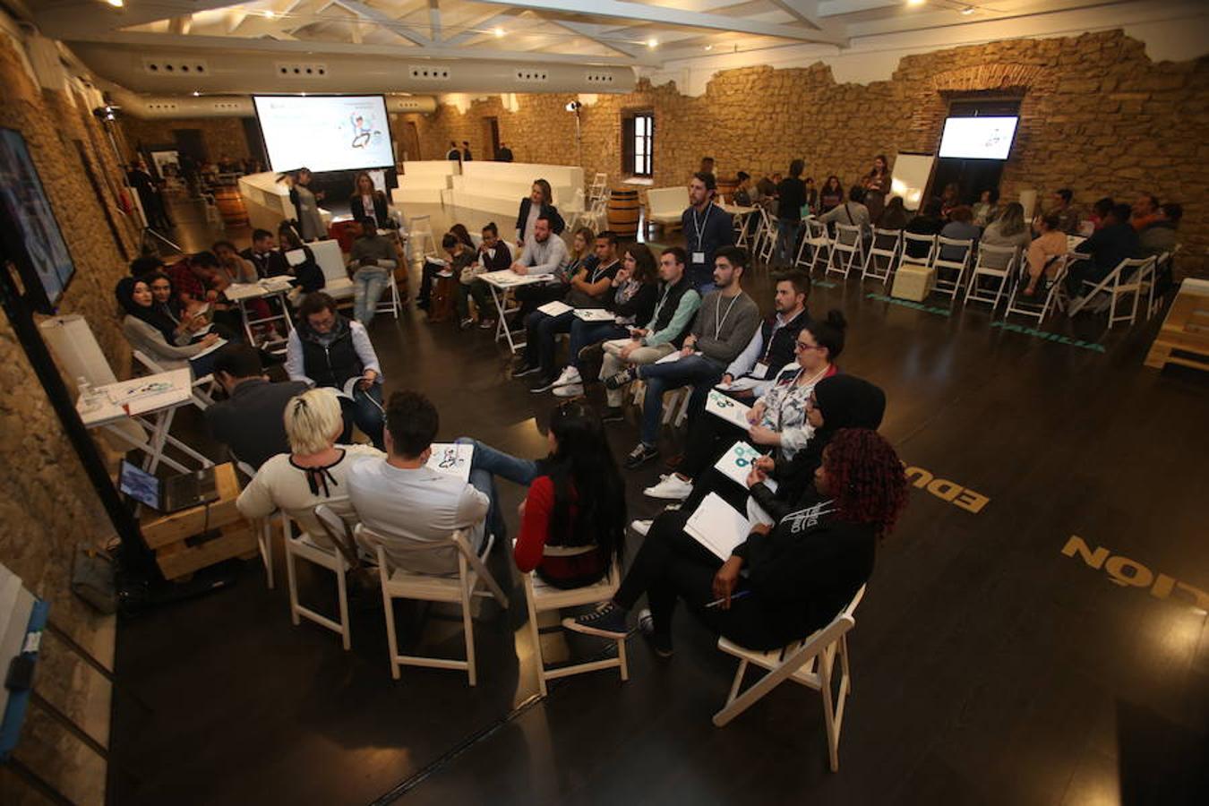 El Foro por la Emancipación ha celebrado esta tarde varios talleres dirigidos a los jóvenes como el de familia, educación, emprendimiento/empleo y vivienda