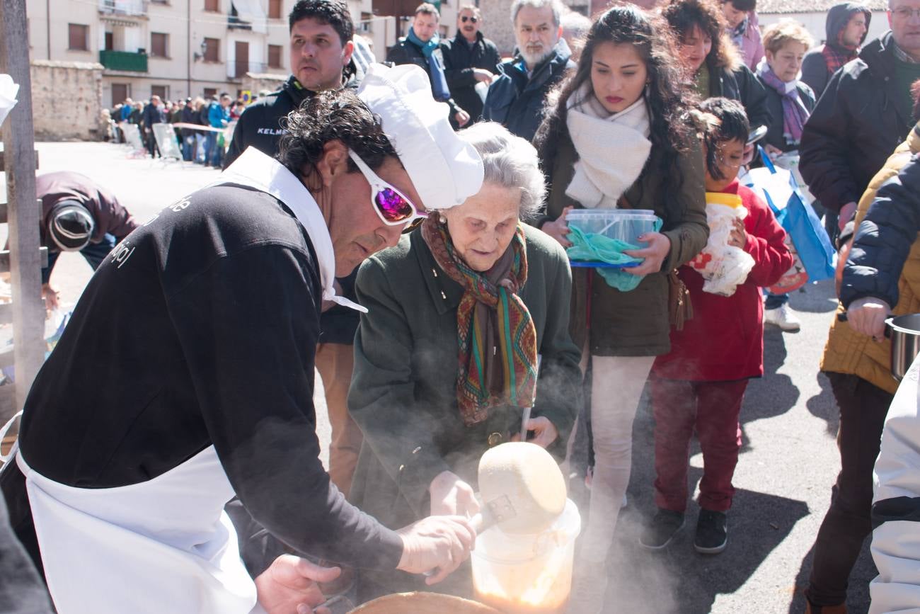 El viento no se lo puso nada fácil el sábado a los cofrades de San Benito y Valvanera en Ezcaray, que tuvieron que bregar, a lágrima viva, contra la humareda que las fuertes rachas de aire devolvían a la caseta inaugurada tal día como ayer, un 24 de marzo, hace once años. Curtidos ya en mil batallas culinarias, lucharon contra viento y humareda y, por supuesto, sacaron adelante las ‘habas de San Benito’, una tradición de orígenes medievales que se viene celebrando, de forma ininterrumpida, desde el año 1947.