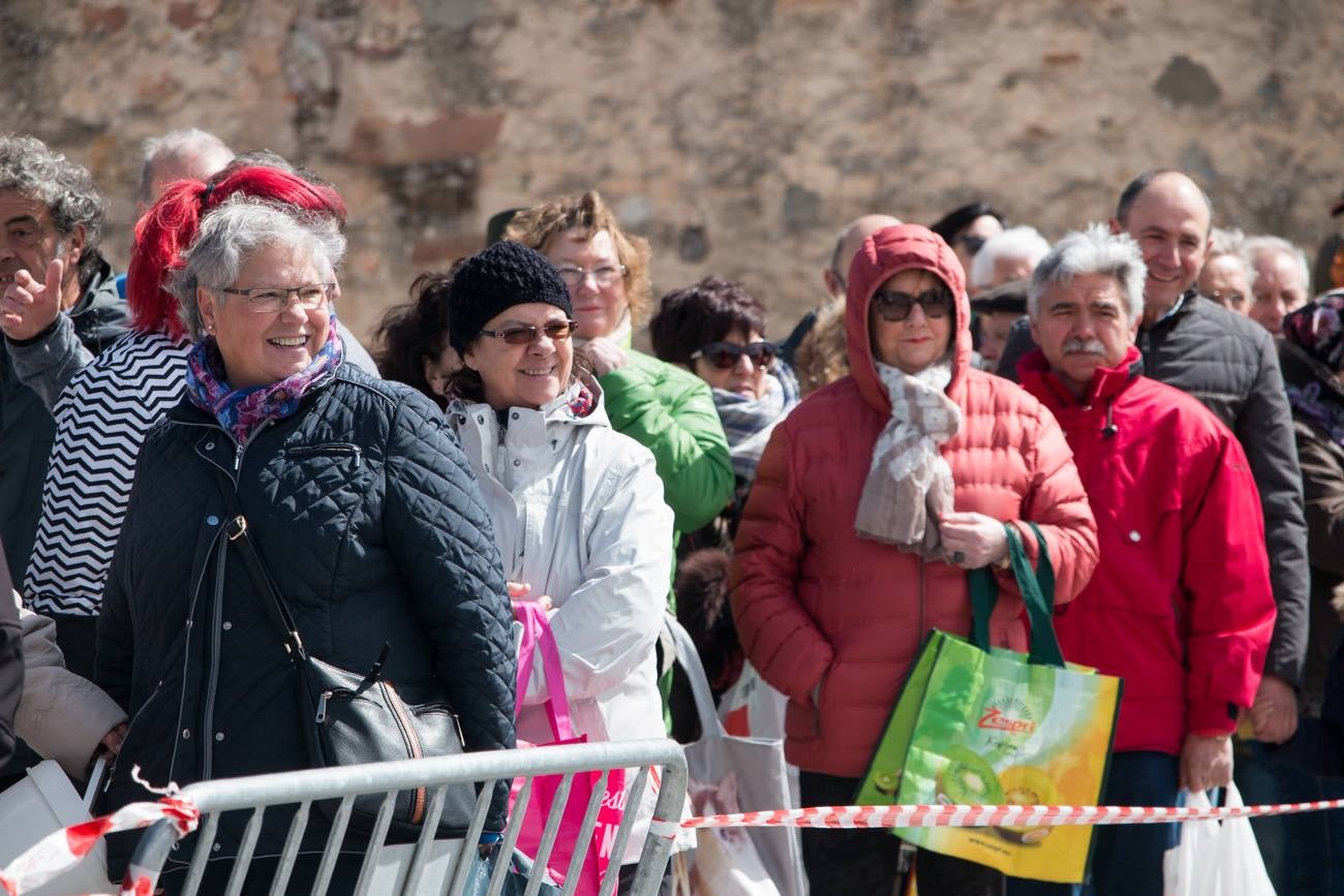 El viento no se lo puso nada fácil el sábado a los cofrades de San Benito y Valvanera en Ezcaray, que tuvieron que bregar, a lágrima viva, contra la humareda que las fuertes rachas de aire devolvían a la caseta inaugurada tal día como ayer, un 24 de marzo, hace once años. Curtidos ya en mil batallas culinarias, lucharon contra viento y humareda y, por supuesto, sacaron adelante las ‘habas de San Benito’, una tradición de orígenes medievales que se viene celebrando, de forma ininterrumpida, desde el año 1947.