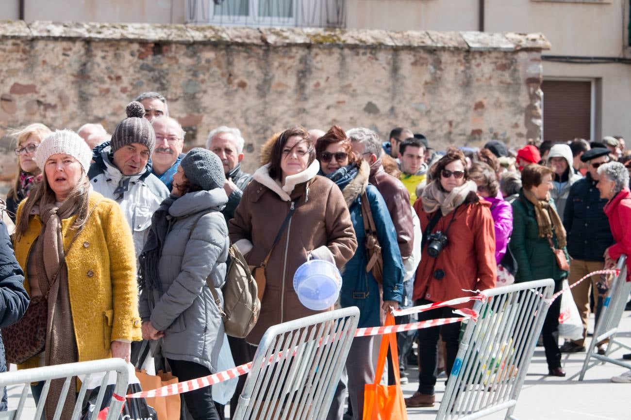 El viento no se lo puso nada fácil el sábado a los cofrades de San Benito y Valvanera en Ezcaray, que tuvieron que bregar, a lágrima viva, contra la humareda que las fuertes rachas de aire devolvían a la caseta inaugurada tal día como ayer, un 24 de marzo, hace once años. Curtidos ya en mil batallas culinarias, lucharon contra viento y humareda y, por supuesto, sacaron adelante las ‘habas de San Benito’, una tradición de orígenes medievales que se viene celebrando, de forma ininterrumpida, desde el año 1947.