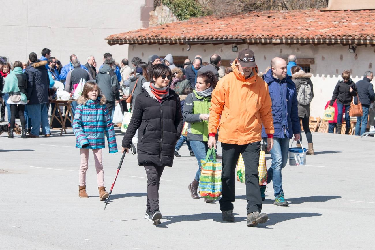 El viento no se lo puso nada fácil el sábado a los cofrades de San Benito y Valvanera en Ezcaray, que tuvieron que bregar, a lágrima viva, contra la humareda que las fuertes rachas de aire devolvían a la caseta inaugurada tal día como ayer, un 24 de marzo, hace once años. Curtidos ya en mil batallas culinarias, lucharon contra viento y humareda y, por supuesto, sacaron adelante las ‘habas de San Benito’, una tradición de orígenes medievales que se viene celebrando, de forma ininterrumpida, desde el año 1947.