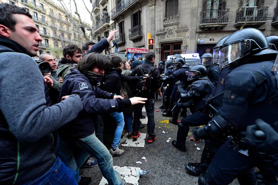 La concentración independentista que tiene lugar frente a la Delegación del Gobierno en Barcelona ha vivido momentos de tensión entre centenares de manifestantes y los agentes antidisturbios de los Mossos d'Esquadra que conforman el perímetro de seguridad.