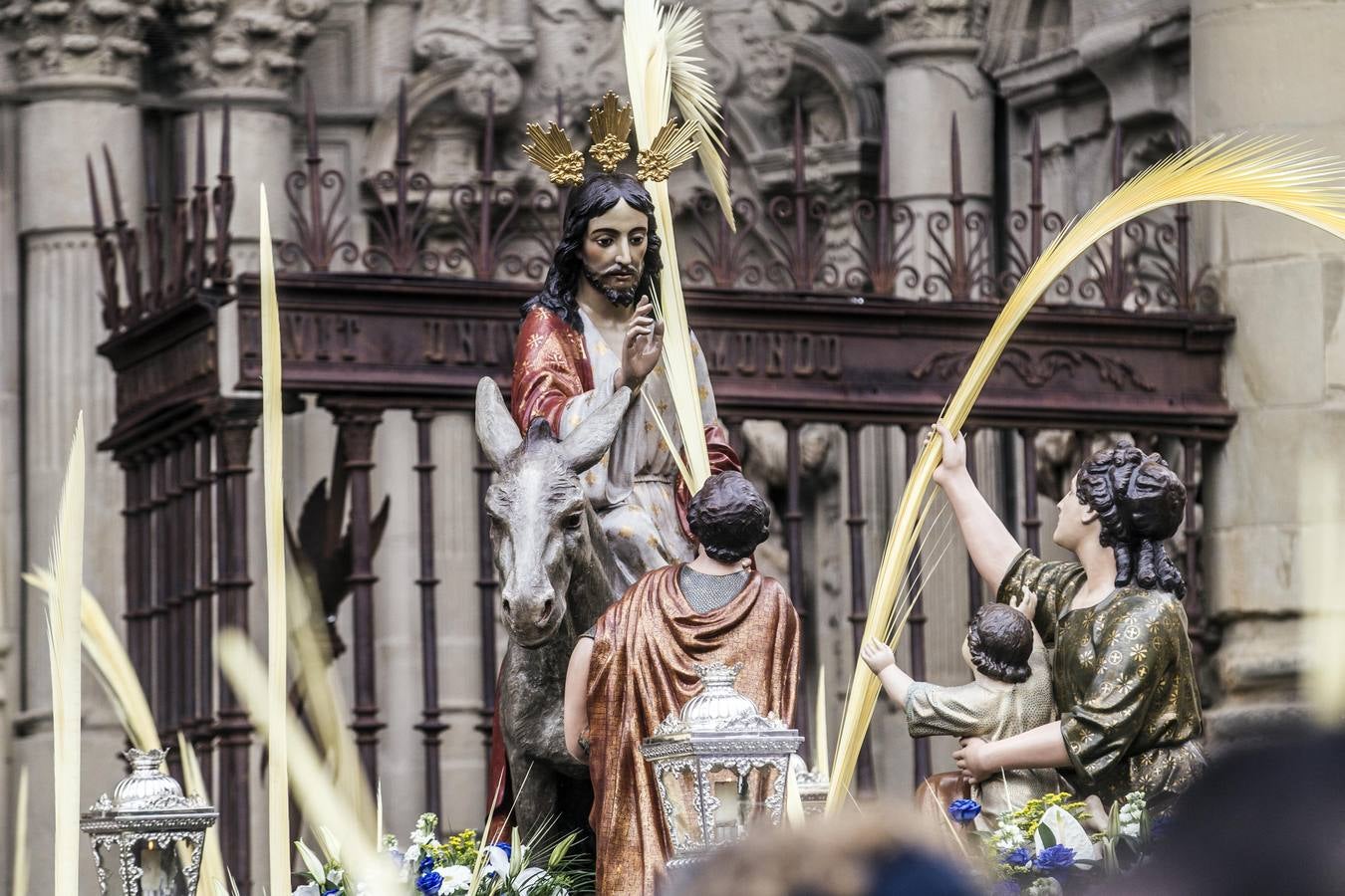 Gran afluencia de personas en la procesión de Domingo de Ramos.