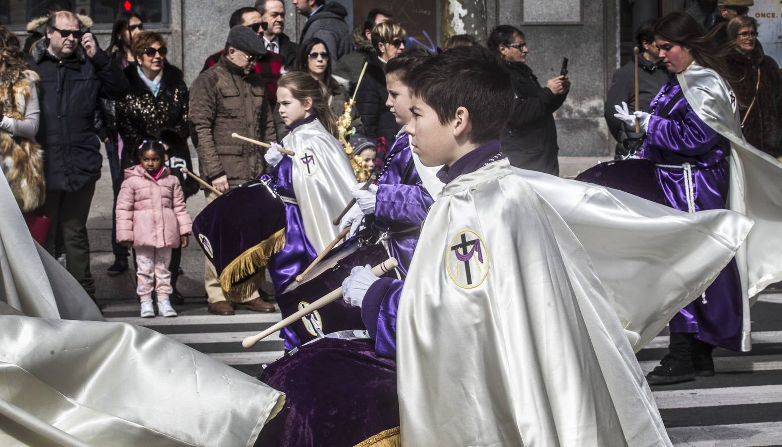 Gran afluencia de personas en la procesión de Domingo de Ramos.