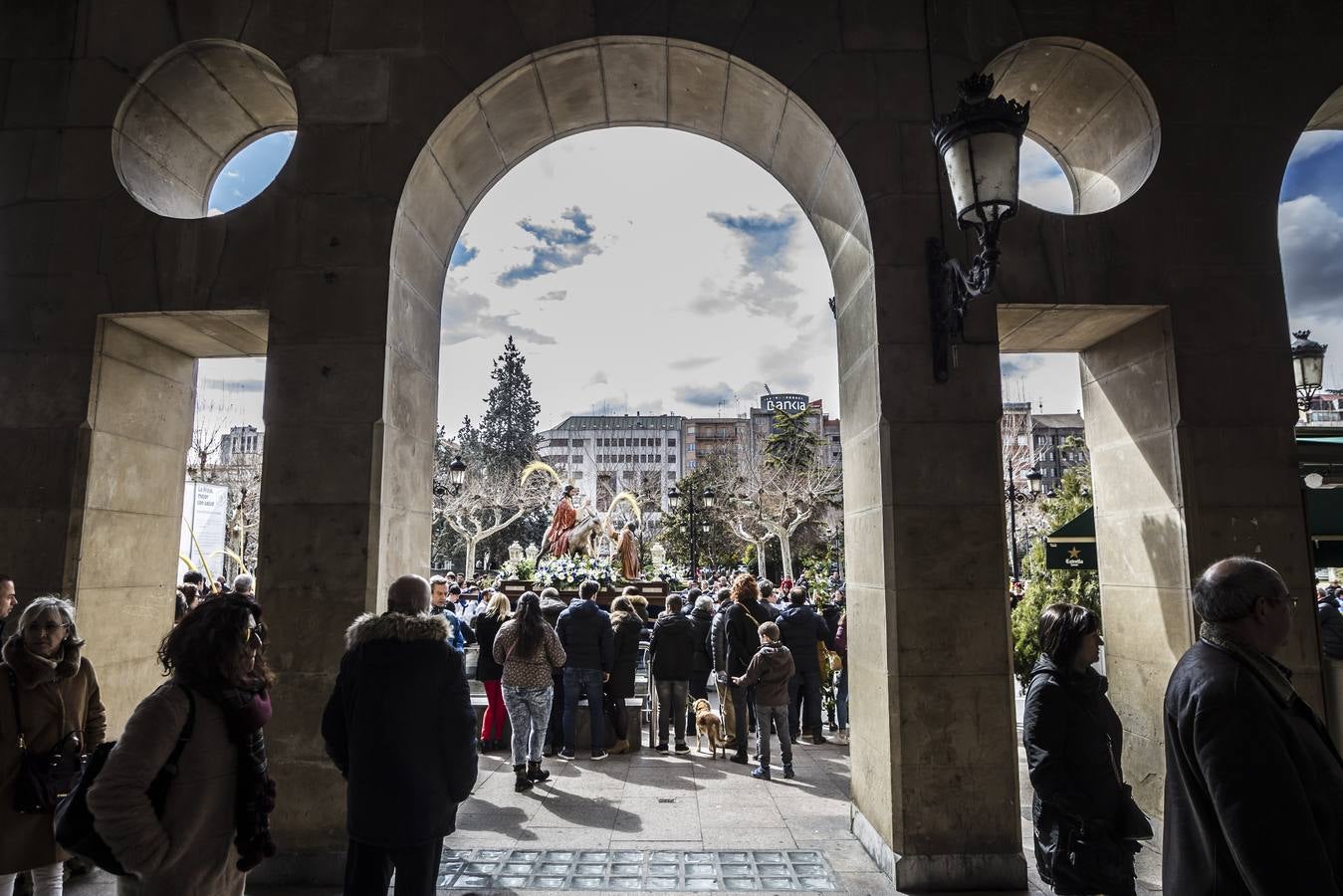 Gran afluencia de personas en la procesión de Domingo de Ramos.