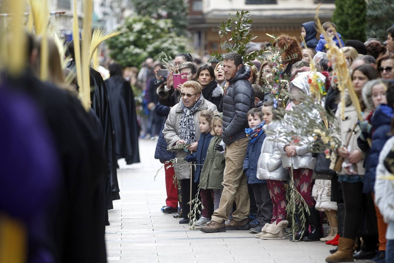 Gran afluencia de personas en la procesión de Domingo de Ramos.