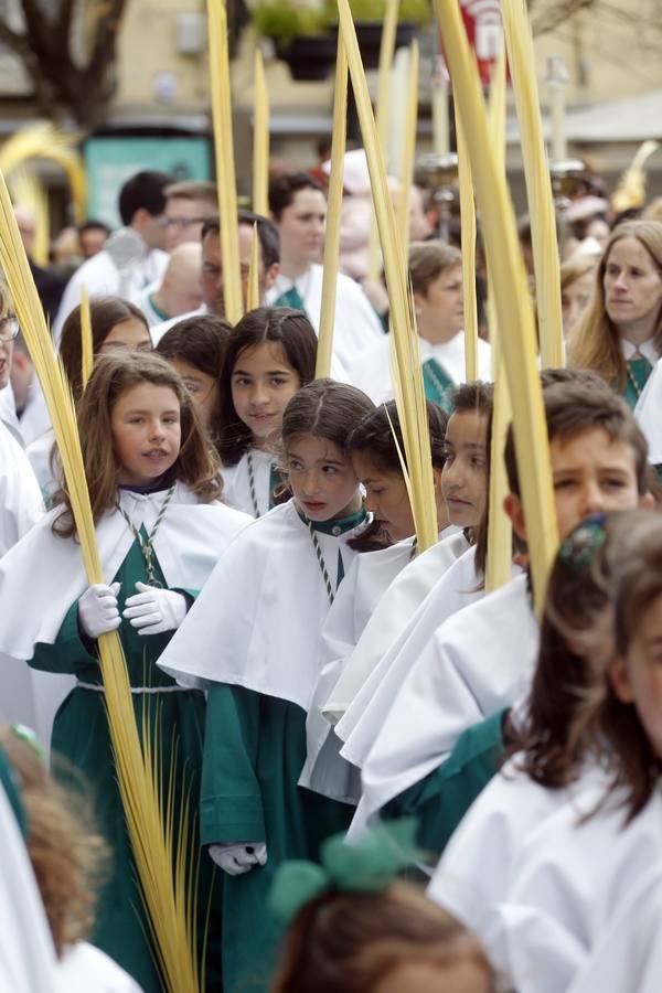 Gran afluencia de personas en la procesión de Domingo de Ramos.