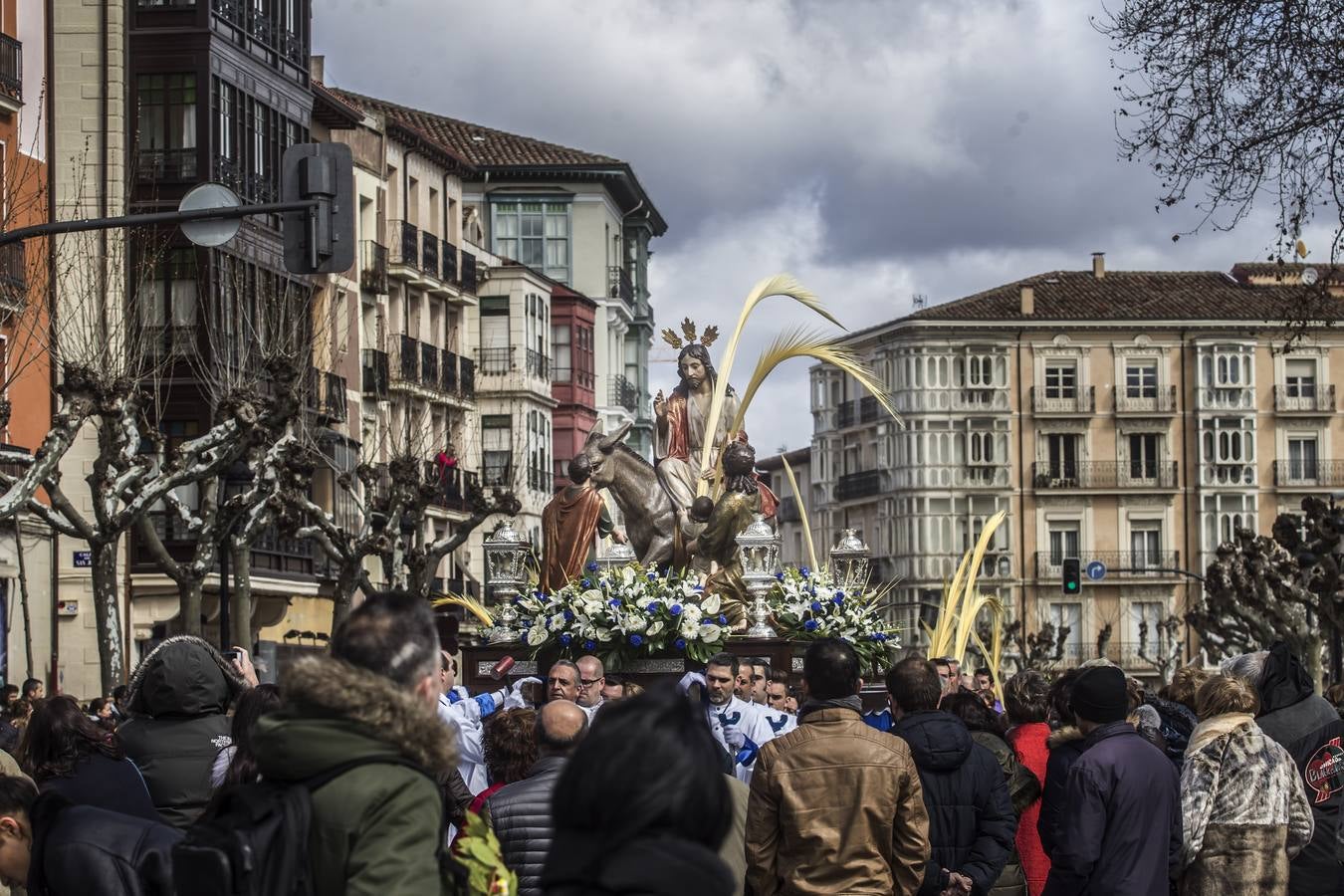 Gran afluencia de personas en la procesión de Domingo de Ramos.