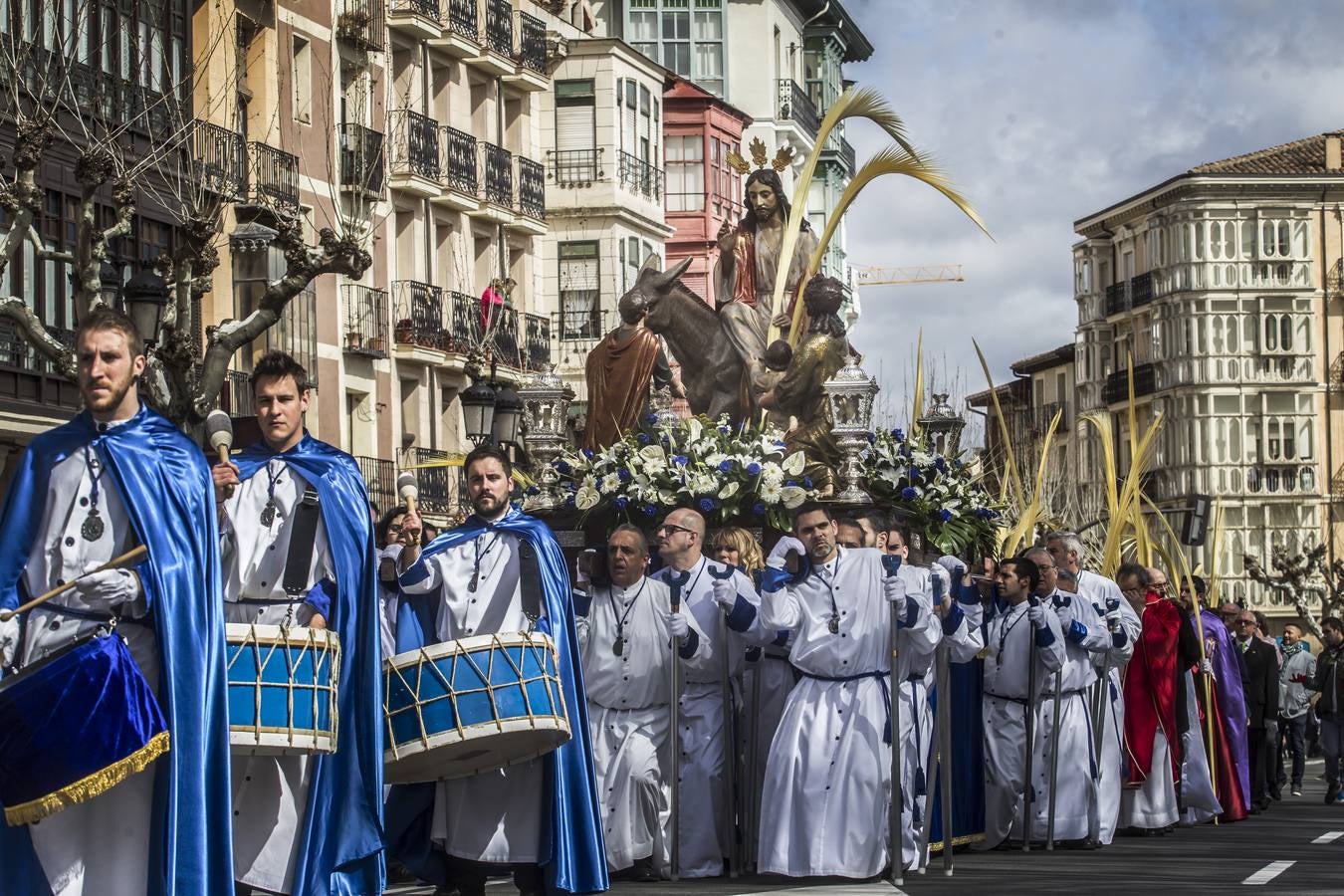 Gran afluencia de personas en la procesión de Domingo de Ramos.