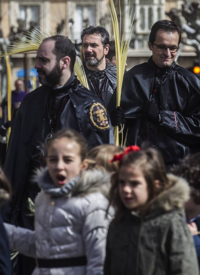 Gran afluencia de personas en la procesión de Domingo de Ramos.