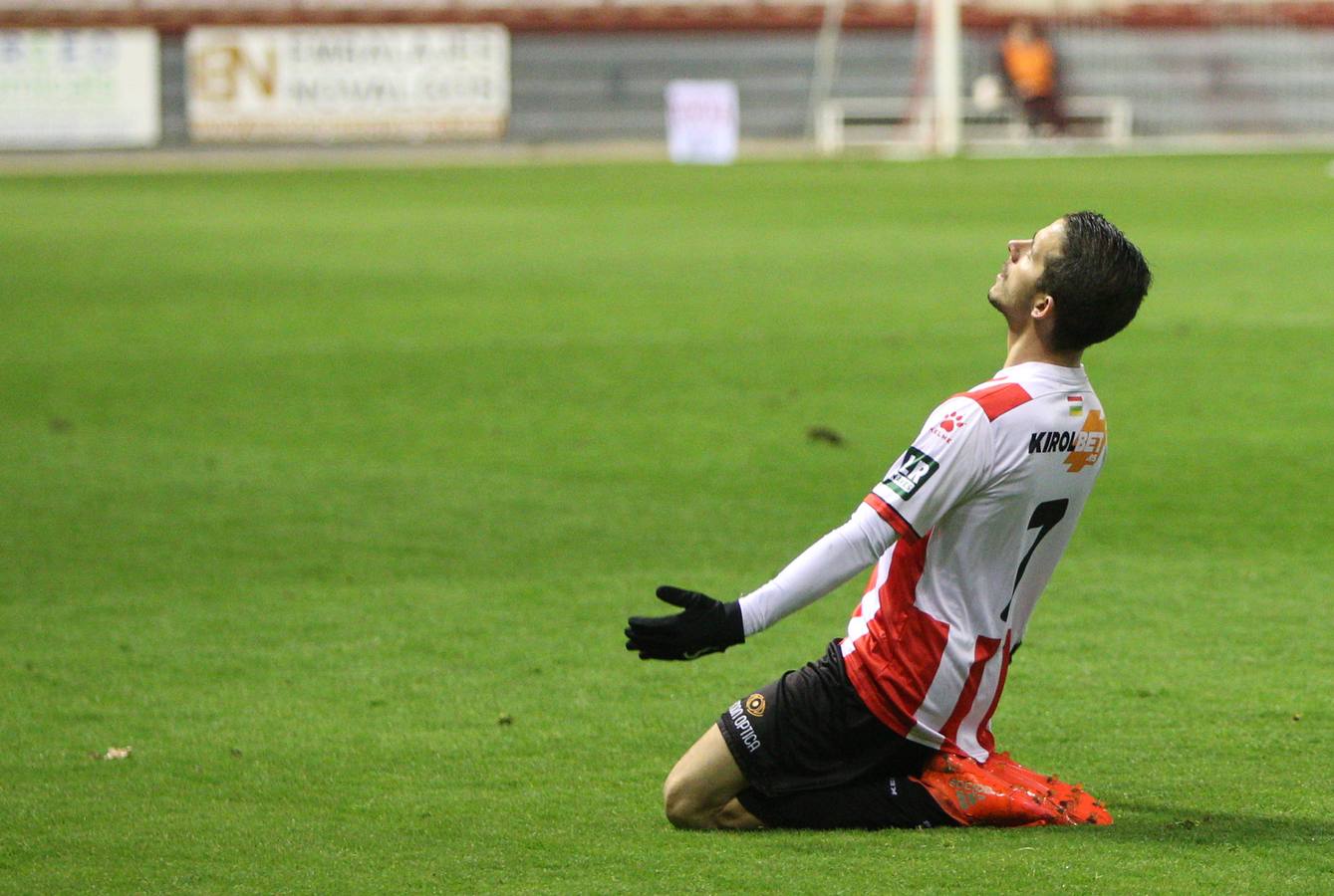 Imágenes del partido disputado en Las Gaunas, que concluyó con victoria de la UD Logroñés por 2-0.