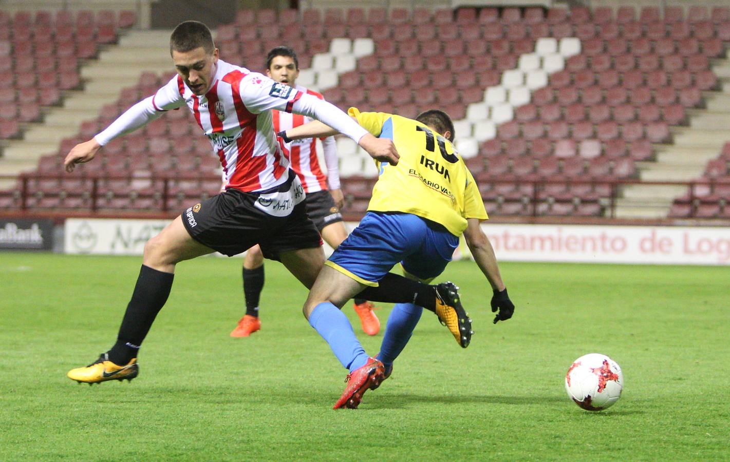 Imágenes del partido disputado en Las Gaunas, que concluyó con victoria de la UD Logroñés por 2-0.