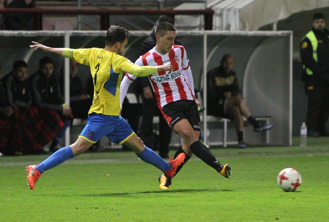 Imágenes del partido disputado en Las Gaunas, que concluyó con victoria de la UD Logroñés por 2-0.