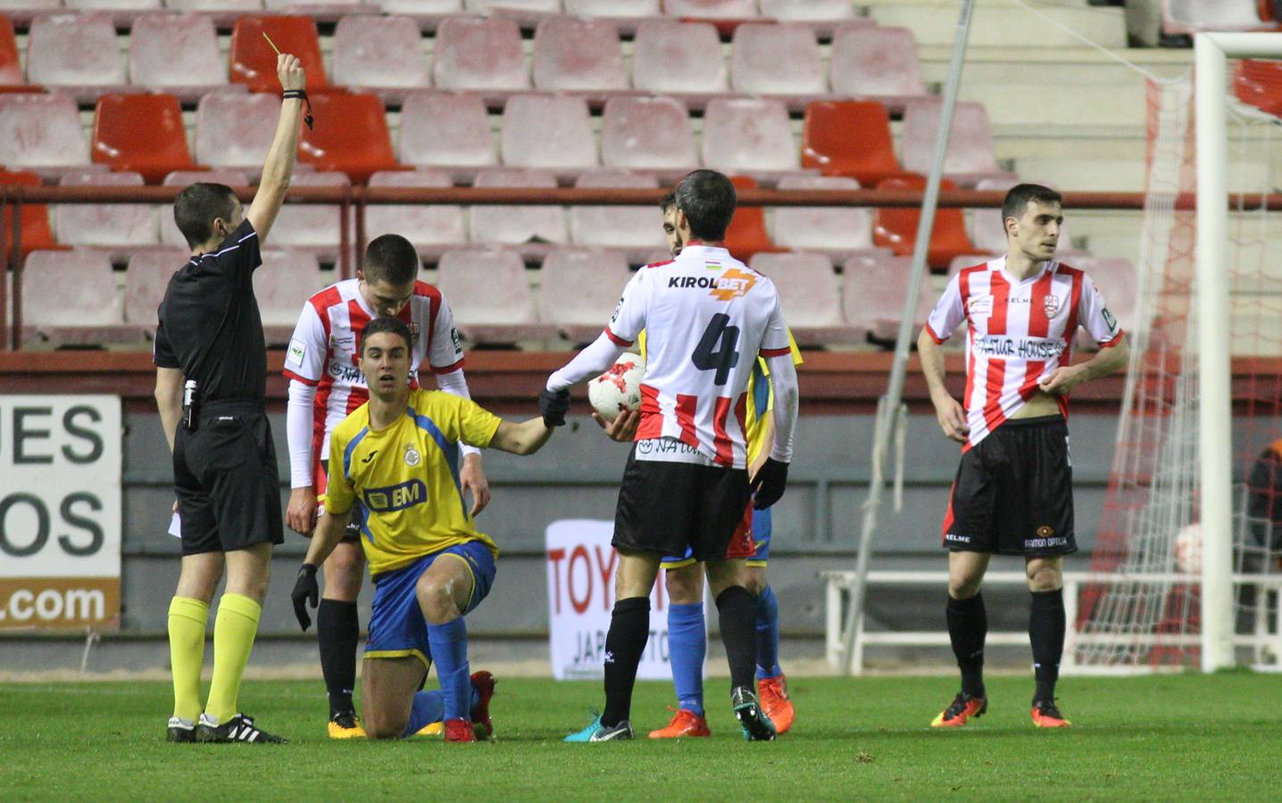 Imágenes del partido disputado en Las Gaunas, que concluyó con victoria de la UD Logroñés por 2-0.
