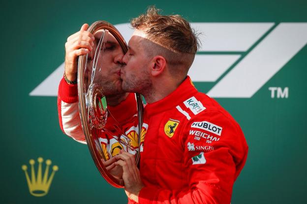 Sebastian Vettel celebra su victoria en el Gran Premio de Australia, disputado en el circuito Albert Park. :: Diego Azubel / efe