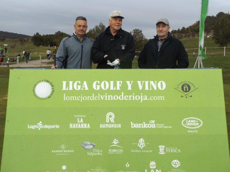 Imágenes de los participantes momentos antes de comenzar la jornada de la Liga de Golf y Vino.