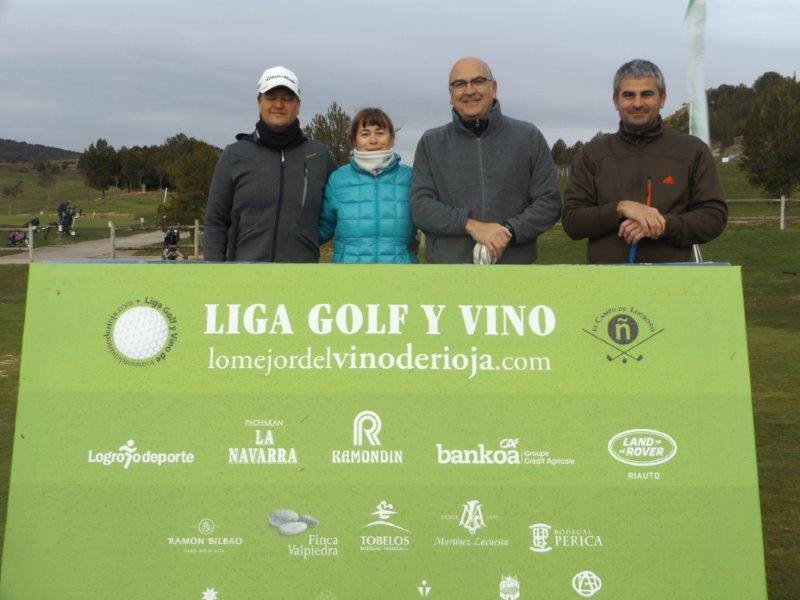 Imágenes de los participantes momentos antes de comenzar la jornada de la Liga de Golf y Vino.