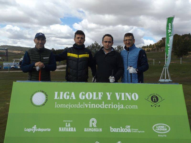 Imágenes de los participantes momentos antes de comenzar la jornada de la Liga de Golf y Vino.