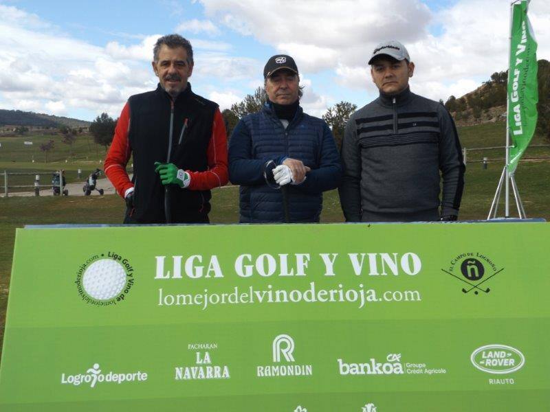 Imágenes de los participantes momentos antes de comenzar la jornada de la Liga de Golf y Vino.